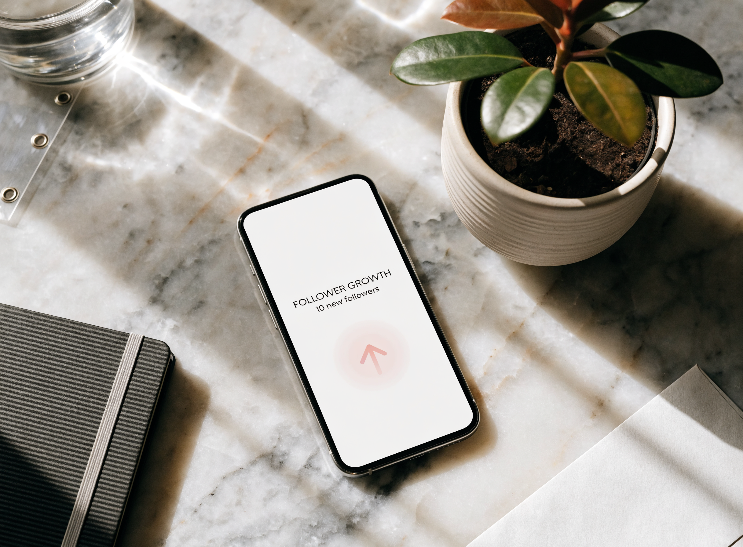 Rosé-farbenes Titelbild mit Smartphone, Social-Media-Icons und Marketing-Diagramm — Ratgeber OnlyFans Marketing von Candy Creator Agency.